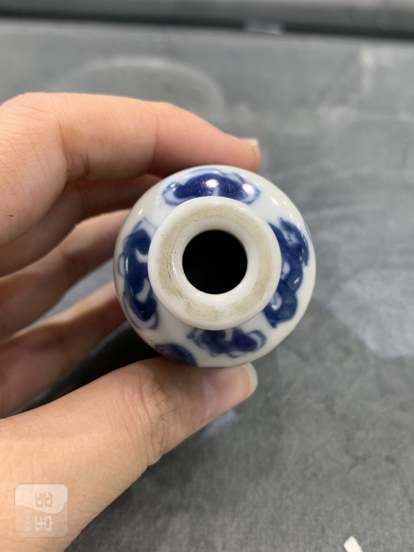 清乾隆青花狮子滚绣球纹鼻烟壶 - 图6